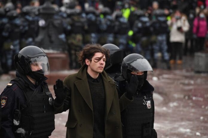 Manifestants protestant contre la condamnation de Nalvalny arrêtés