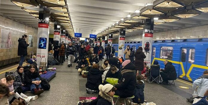 Ukraine Population ukrainienne dans une station du métro de Kiev - Wikicommons - Conseil municipal de Kiev