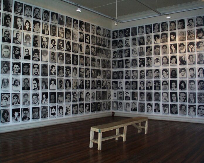 Exposition de photos sur les disparu.es de 1973 au Chili - @Marjorie-Apel-Own-work-CC-BY-SA-3.0 - https://commons.wikimedia.org/w/index.php?curid=10844169