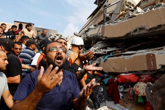 Palestine Israel - Palestiniens près des décombres d'un tir de missile israélien - 8 octobre 2023 -