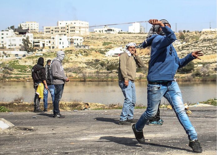 Palestine - jeune lance pierre près de Betunia en Cisjordanie - février 2013 - credit Noam Moskovich - The Israel Project - flickr 2